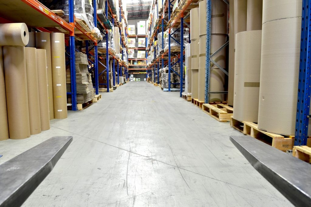 Ansicht eines Industrielagers von der Gabel eines Gabelstaplers aus